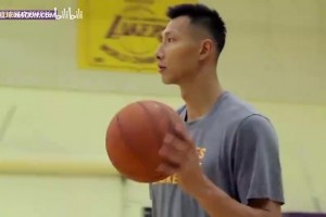 可惜沒留下！易建聯(lián)當年在湖人訓練的珍貴集錦，這投籃技術真成熟