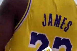 背影還真有點(diǎn)像？菲律賓詹姆斯出現(xiàn)在海邊立刻被圍攻