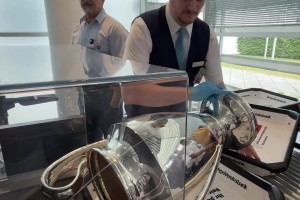 歐冠獎(jiǎng)杯通過機(jī)場安檢.....前往巴黎參加慶?；顒?dòng)