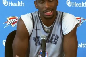 把贏球放在首位！亞歷山大采訪稱贊球隊非常團結