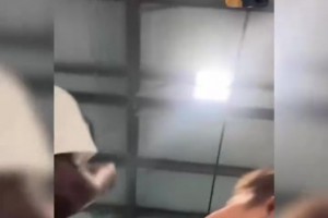 孔融讓‘梨’！小球迷偶遇SGA，立刻打電話和自己的好兄弟分享！