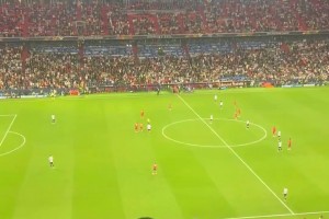 打進制勝球！C羅第90分鐘被換下時，葡萄牙球迷全體起立鼓掌