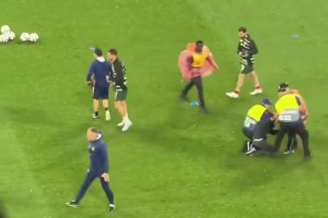 反應挺快賽前熱身時球迷沖場要合影，C羅一個跳步直接閃開