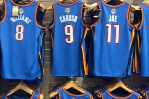 太顯眼了！文班亞馬盡情感受中國(guó)文化，居然去長(zhǎng)城玩耍了