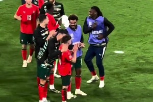 逆轉德國晉級決賽！賽后謝場時C羅非常開心并擁抱小孔塞桑