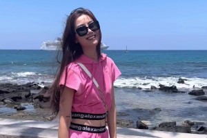 孫悅糊涂?。O悅前妻陳露一身粉色短褲現(xiàn)身海邊游玩~