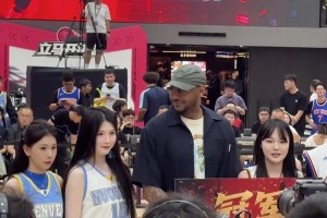 安東尼中國(guó)行和女粉絲合影 瓜哥歪頭看著笑的合不攏嘴啊~