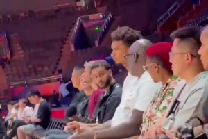 文班亞馬現(xiàn)身國(guó)家體育館看女排