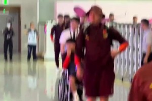 依舊火爆！國(guó)足落地重慶，不少球迷熱情接機(jī)，高喊加油