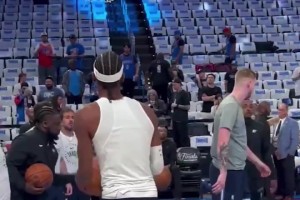 新科MVP迎總決賽首秀！亞歷山大賽前熱身時神情專注目光堅(jiān)定