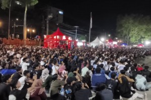 街上滿(mǎn)滿(mǎn)都是人??印尼讓人羨慕的足球氛圍，現(xiàn)場(chǎng)觀戰(zhàn)1-0國(guó)足