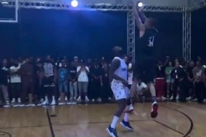 連番撤步中投&上籃攔都攔不住！比斯利這單挑能力，芬森確實難敵