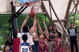 對(duì)面小孩：想犯規(guī)都拉不動(dòng)，怎么整嘛？