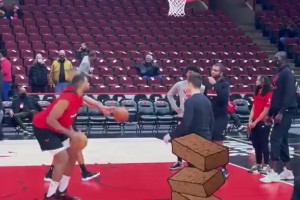 業(yè)余時刻！TT熱身連續(xù)7個拋投不中，訓(xùn)練師怎么忍住笑的