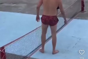 真愜意?。〖s老師休賽期和小孩們玩起了足排球，這體型差