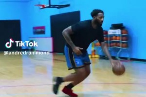 左右為“男”??！安吉爾-里斯對抗兩名男助教練習(xí)上籃