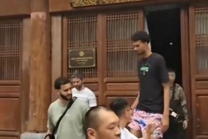 學(xué)習(xí)中華武術(shù)！文班亞馬已經(jīng)抵達(dá)少林寺參觀，要不拜個(gè)師？