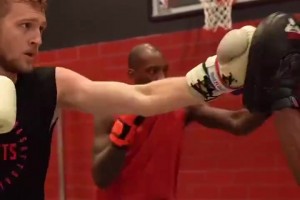 火箭老將杰夫-格林帶著蘭代爾練拳擊！這是打算增強對抗了嗎