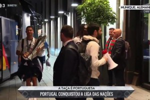 C羅回到酒店后，先和守在酒店外的球迷分享獎(jiǎng)杯再進(jìn)屋