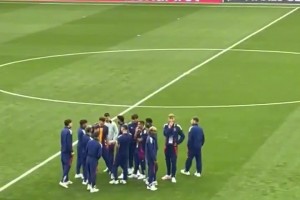 歐國聯(lián)決賽賽前，西班牙球員在球場用手機看法網(wǎng)阿卡vs辛納