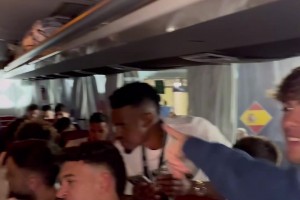 Na-na-na-na-na~葡萄牙球員們?cè)诖蟀蛙嚿蠚g快慶祝