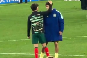 還得是你菲利克斯賽后和西班牙隊(duì)巴薩球員打鬧