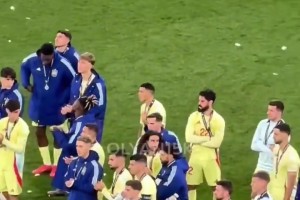 心有不甘？西班牙全員為葡萄牙鼓掌時，亞馬爾提前走回更衣室