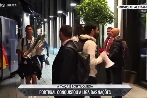 C羅隨身帶著獎杯，抵達酒店時向球迷舉杯一起慶祝