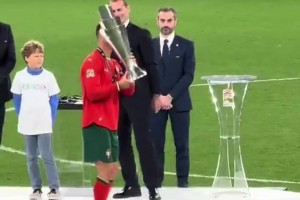 實拍C羅扛著獎杯和隊友一起舉杯，獎杯太重差點手滑 