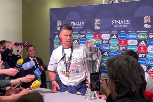 氛圍真好C羅混合區(qū)接受采訪，B費(fèi)為他送上獎(jiǎng)杯