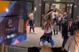 男人致死是少年C羅向球迷展示冠軍獎杯