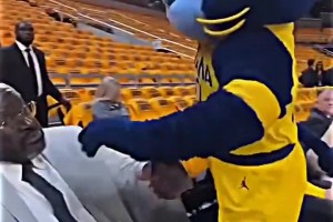 彌補(bǔ)年輕時(shí)的遺憾！名場(chǎng)面：卡特節(jié)目上“隔扣”奧尼爾！