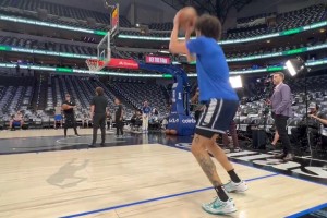 下賽季的秘密武器？萊夫利長(zhǎng)高加三分練出來未來可期啊