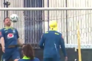 巴西成績(jī)不佳，主教練正在熱身？安切洛蒂在訓(xùn)練中顛球！