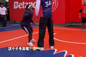 這就是NBA超巨嗎！字母哥和普通人打球扣籃就完事了