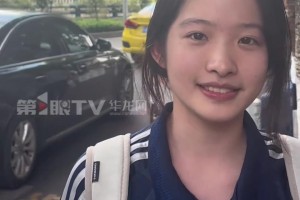 曼聯(lián)女球迷高考考完，透露自己最喜歡球員：最愛芒特