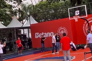 致敬庫里地滑之秀？字母哥在野球場(chǎng)，要扣籃時(shí)居然尷尬滑倒了