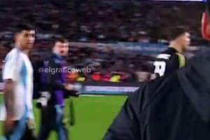 梅西對裁判發(fā)火：這都是你的錯！是你造成了這一切，是你做的決定