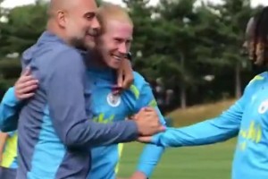 德布勞內(nèi)此前新發(fā)型震驚瓜帥：你得給我解釋一下這個發(fā)型