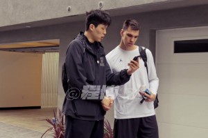 送鞋交朋友楊瀚森剛到美國時(shí)與同參選的戈?duì)柖∮梅g軟件交流