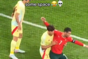 都把C羅舉飛了！這次貼身防守是正常身體對(duì)抗還是犯規(guī)