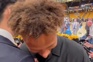 關系居然不錯？崔永熙在場邊偶遇老鷹球員戴森-丹尼爾斯！