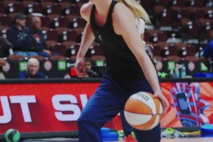 佩奇這投籃姿勢好標(biāo)準(zhǔn)，話說她眼神甚至有點像麥迪?。? >
                                        </div>
                                    </div>
                                                                        <div   id=