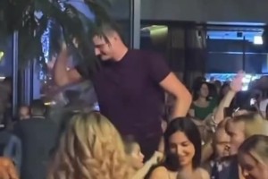 約老師妥妥的人生贏家，利用業(yè)余時(shí)間打打球賺點(diǎn)錢賽馬