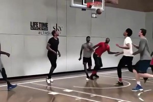 花落誰(shuí)家？37歲KD單打依舊犀利！你覺得他還是爭(zhēng)冠球隊(duì)的核心嗎？