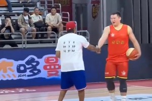 嚯！這么久沒見到艾弗森，怎么胖成這樣了