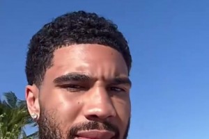 塔圖姆曬在海邊度假養(yǎng)傷 怎么感覺曬得越來越黑了