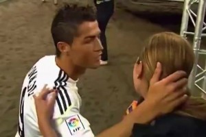 C羅：別說(shuō)話(huà)，讓我吻你！女記者：這邊也要親