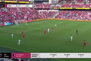 這球真是絕妙啊！羅伊斯不看人瀟灑騷氣做球助隊(duì)友得分