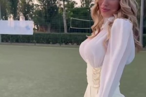 精致大美女！足球體育女主持這一身白色真亮眼，尤其是